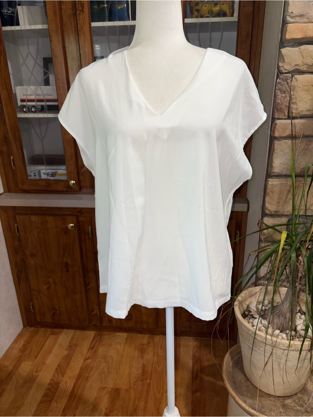 NWT Emery Rose size large white v/neck dolman sleeveless breathable fabric